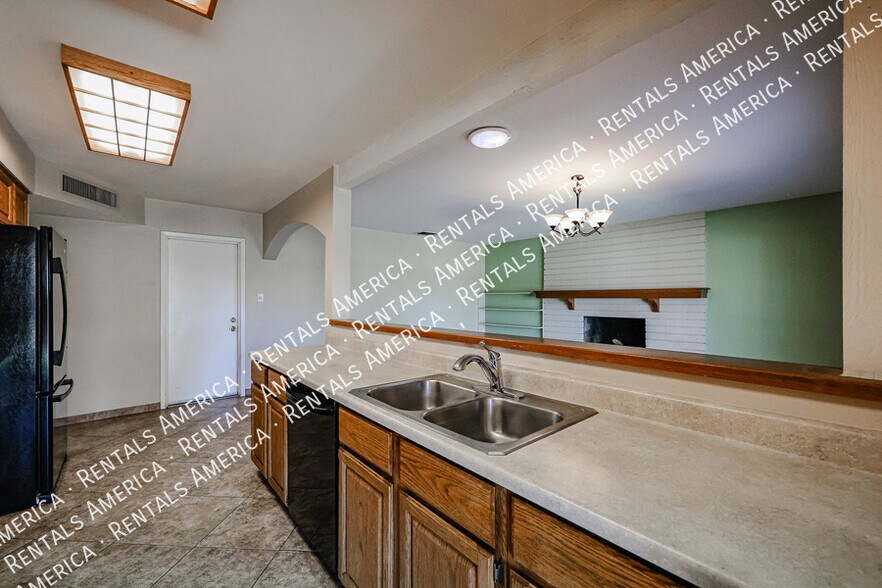 Building Photo - 2421 S Terrace Rd