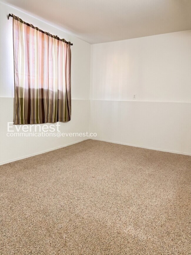 Building Photo - 3 Bed/2 Bath Home with Fenced Yard & Garage / Available Soon!