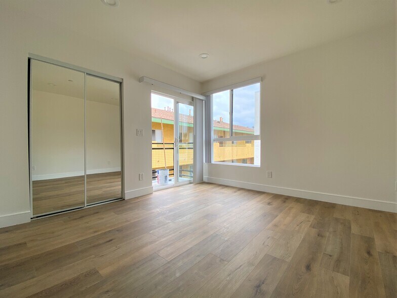 Building Photo - 545 N Kingsley Dr