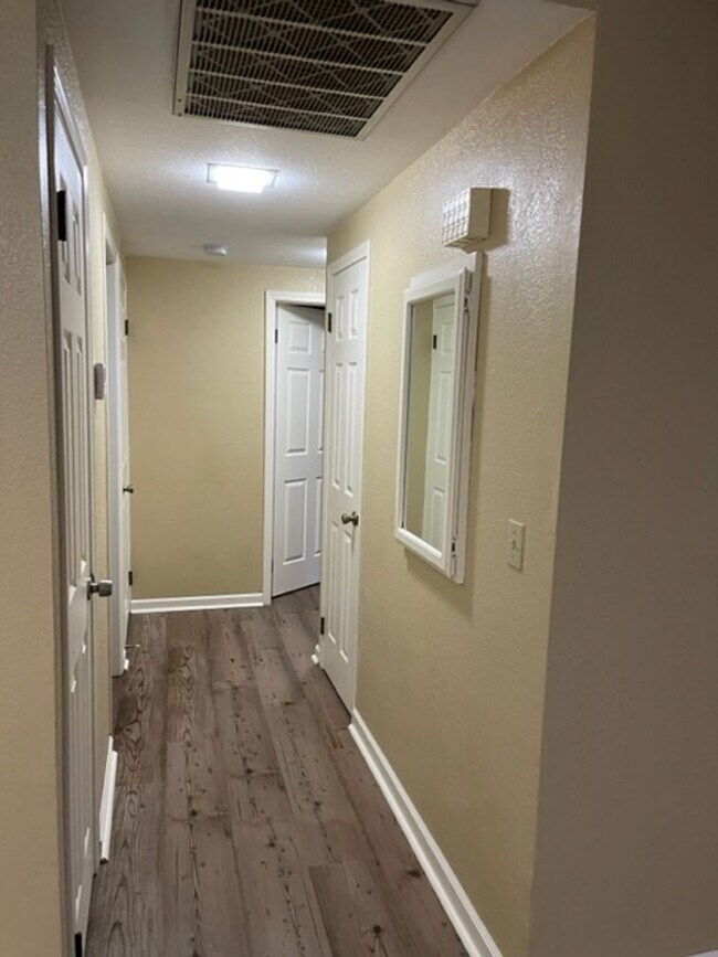 Building Photo - Beautiful Bottom Floor Unit in Ridgecrest Condos! Month to Month Lease!