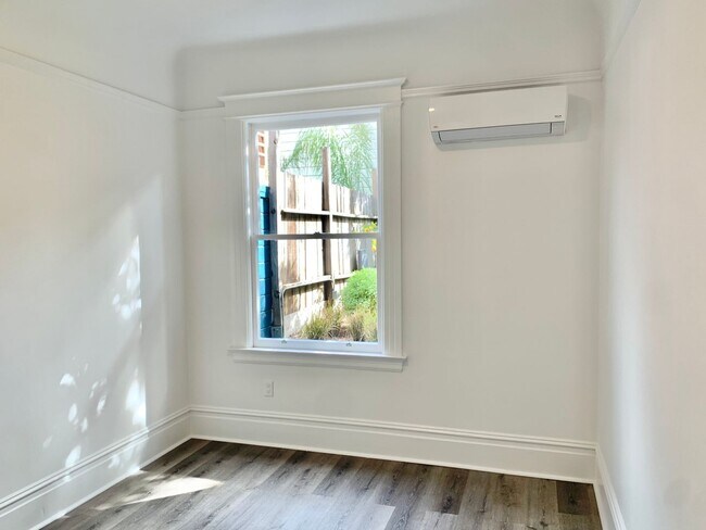 Building Photo - 2BR/1BA Valencia Corridor Luxury Garden Fl...