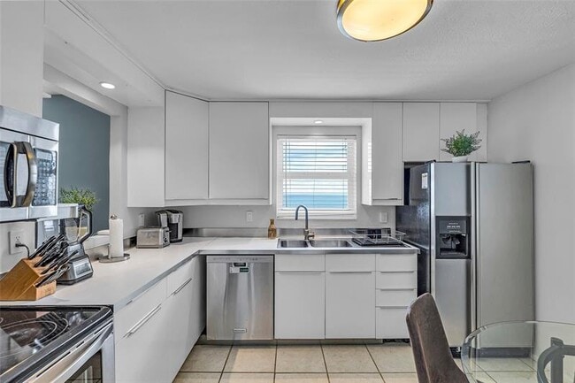 Building Photo - 3015 N Ocean Blvd