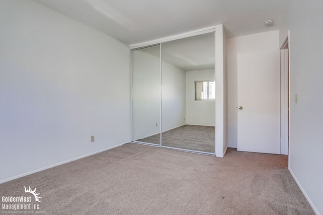 Building Photo - Charming 2Bdm 1Ba Condo with Modern Upgrades in Lakeside!