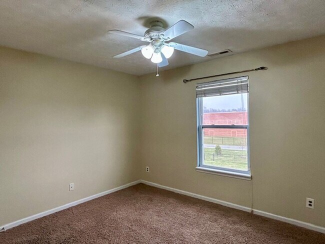 Building Photo - Beautiful 2 Story, 4 Bedroom, with a Full ...