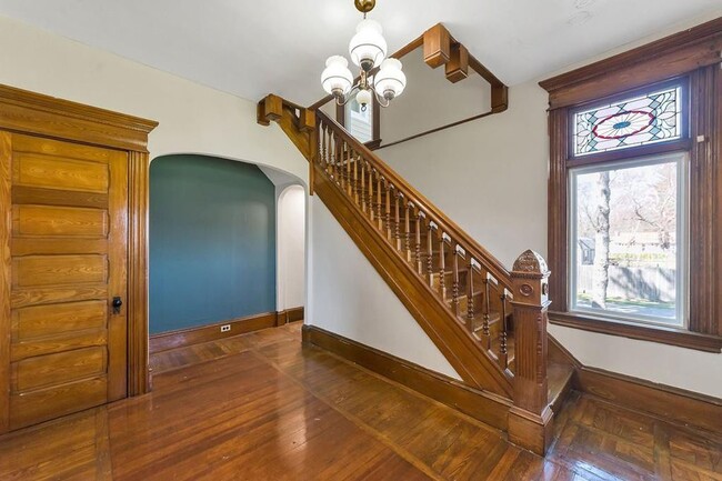 Front foyer - 717 River Rd