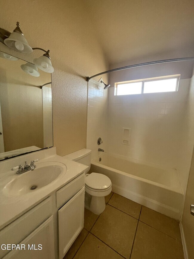 Building Photo - 13928 Pete La Rue Cir