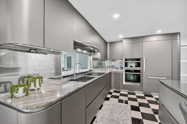 Building Photo - 2900 Greenbriar Blvd