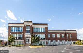 Building Photo - 900 Barton St