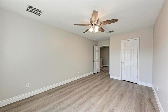 Building Photo - 3413 Bach Dr