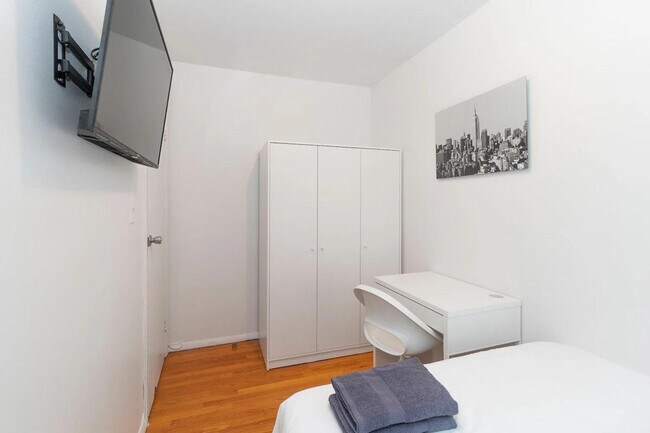 Building Photo - 304e E 95th St