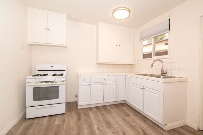 Building Photo - Refreshed 2 Bed/1 Bath in the Heart of Pacific Beach- Close to the Beach + Bay! REDUCED DEPOSIT $...
