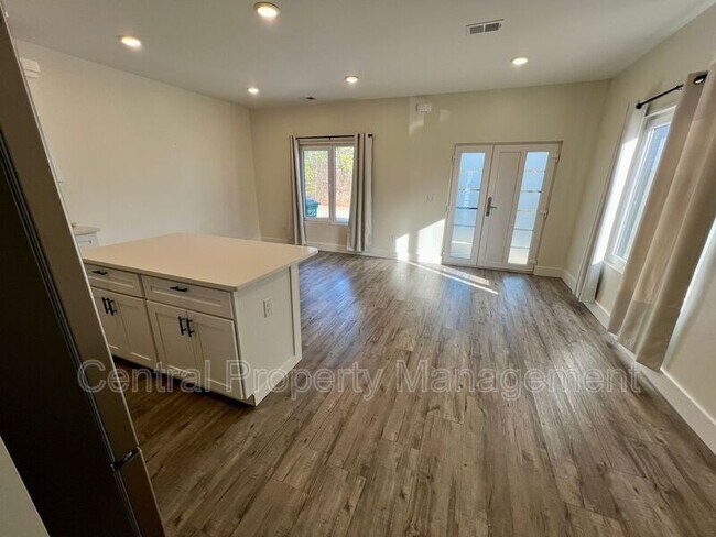 Building Photo - 32 Beverly Hills Dr