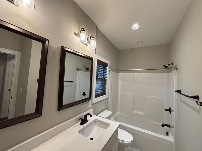 Building Photo - Stunning 4-Bedroom Home in Piney Flats with Mountain Views