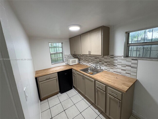 Primary Photo - 812 SW 19th Ave