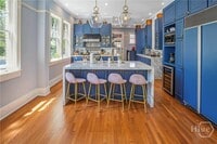 Building Photo - 624 E Victory Dr