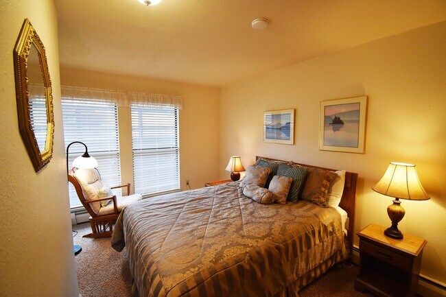 Building Photo - Winter Seasonal Rental- Timberline 14