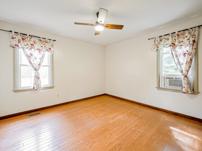 Building Photo - Your Private Retreat Just Minutes from Downtown South Lyon