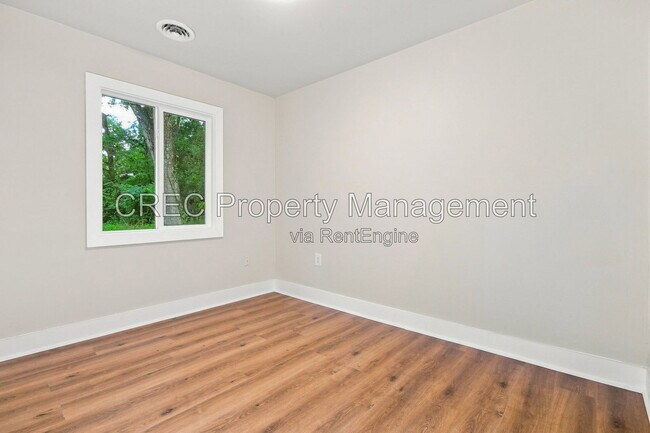 Building Photo - 1605 Pineview Rd
