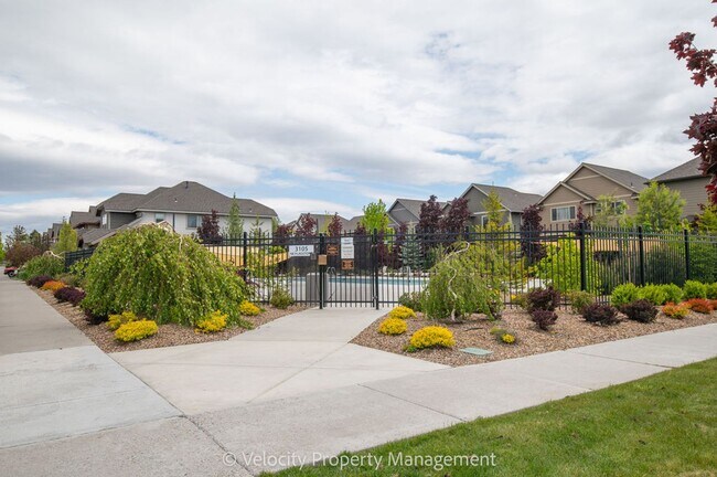 Building Photo - Beautiful NE Bend Home with Community Pool...