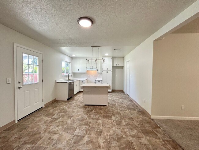 Building Photo - Freshly Updated 3 Bedroom Home with Garage, Fenced Yard & Covered Patio!