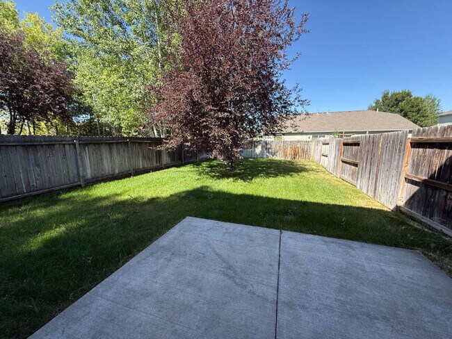 Building Photo - 3 Bed Townhome with awesome fenced yard!