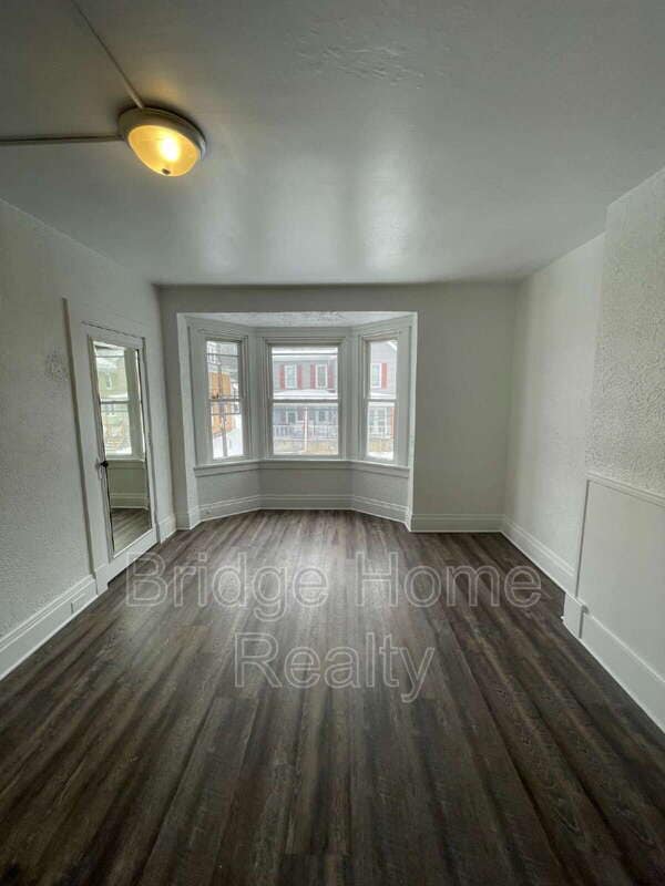 Building Photo - 136 S Spring Ave