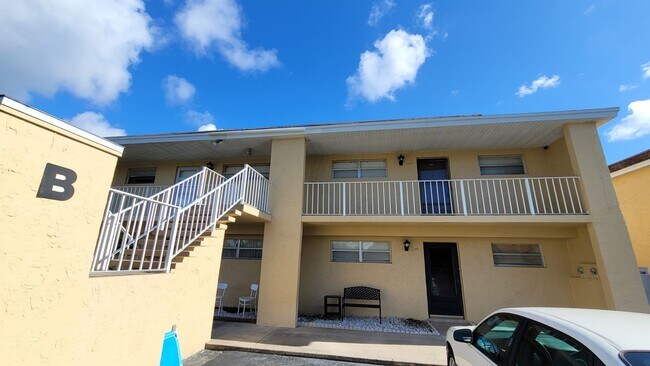 Building Photo - Best 55+ Complex in Merritt Island 3/2 open floor plan.