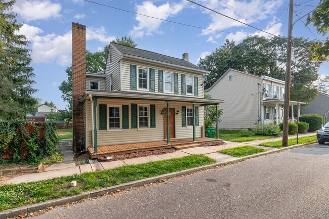 Building Photo - 3-bedroom, 2-bathroom traditional home in ...