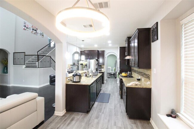 Building Photo - 610 Spanish Mustang Dr