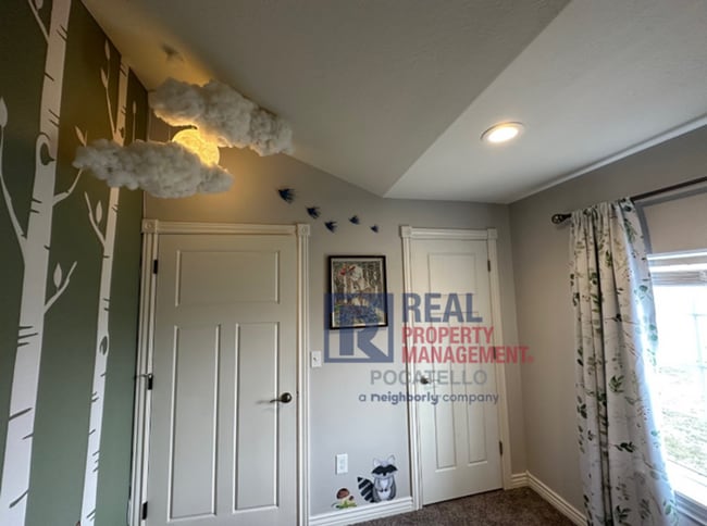 Building Photo - 3 bed 2 bath - House - Pet Friendly