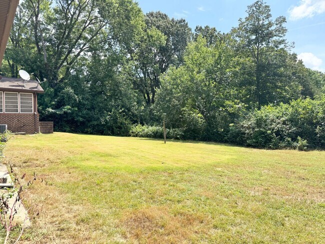 Building Photo - LARGE HOUSE CLOSE TO DAHLGREN!