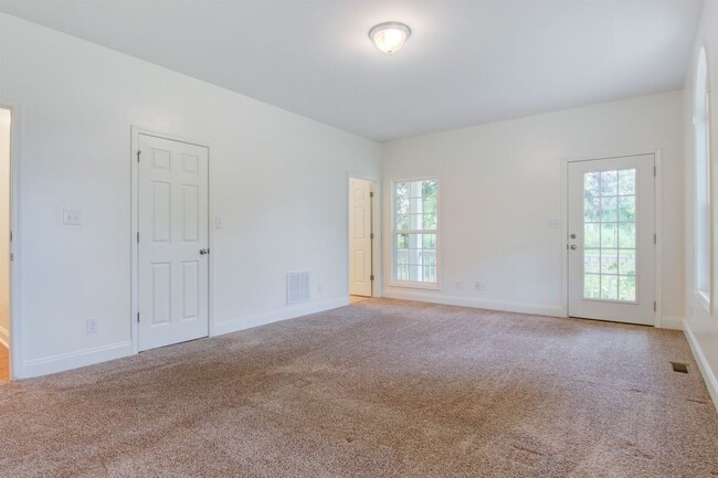 Building Photo - Charming 4 Bed, 3.5 Bath Modern Farmhouse ...