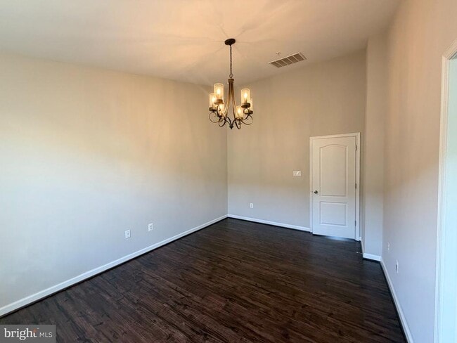 Building Photo - 1607 Sun High Terrace