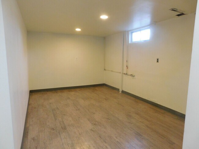 Building Photo - 941 Walnut Ave