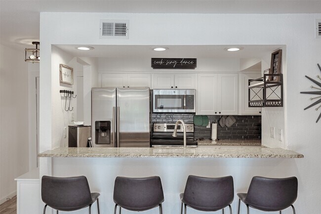 Building Photo - 12500 Melville Dr