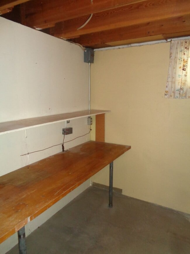 Building Photo - 3 Bedroom House with Hardwoods on West End
