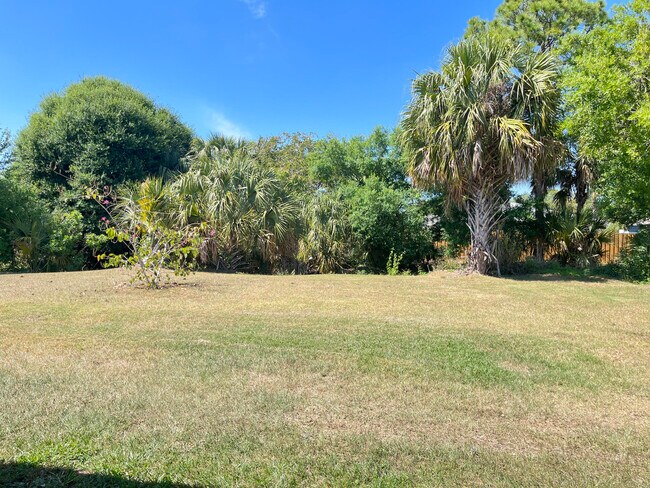 Building Photo - 1133 SW Ingrassina Ave