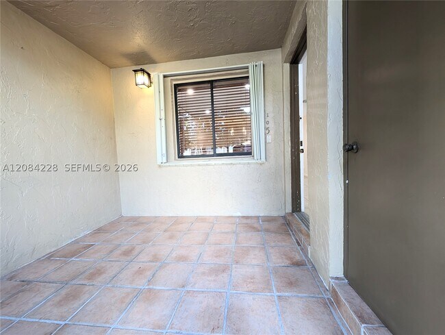 Building Photo - 310 Lakeview Dr