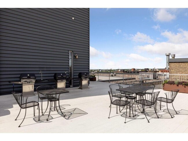 Building Photo - 700 N Washington Ave