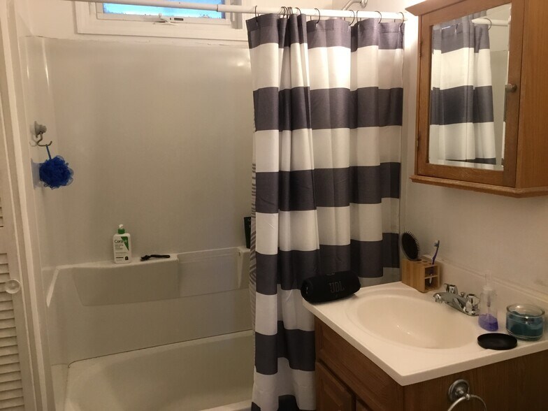 Building Photo - 1023 Downer Ave