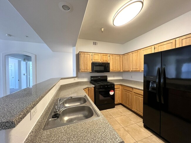 Building Photo - 3 Bedroom Condo with 1 Car Garage