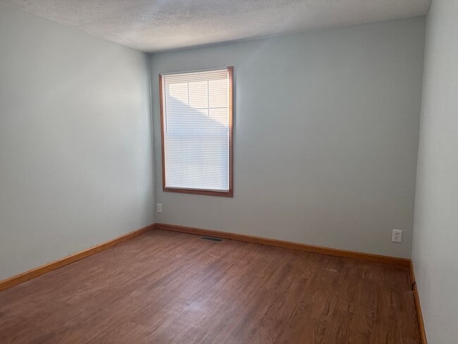 Building Photo - Newly renovated west side duplex with full basement!