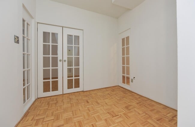 Building Photo - Spacious & Bright Junior 1 Bedroom at River Place East