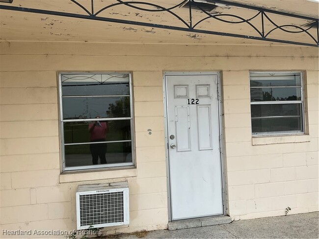 Building Photo - 1001 Lakeview Dr