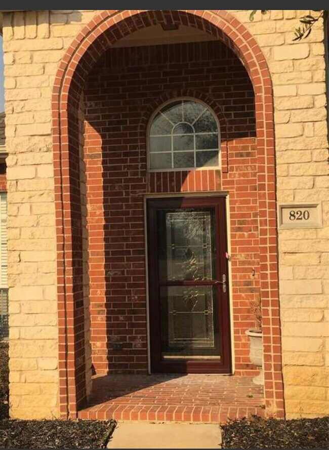 Primary Photo - 820 Flagstone Dr