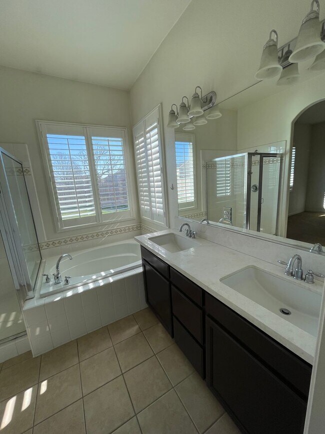 Building Photo - 1235 Paradise Loop