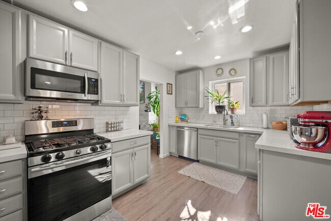 Building Photo - 2227 Alsace Ave
