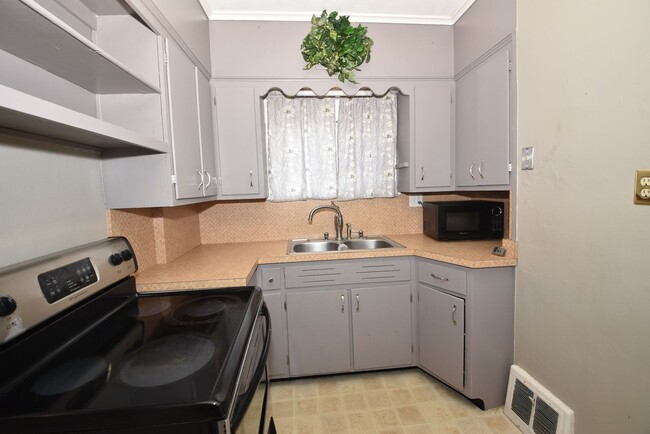 Building Photo - 3 bedroom 1.5 bath home next to IUSB.