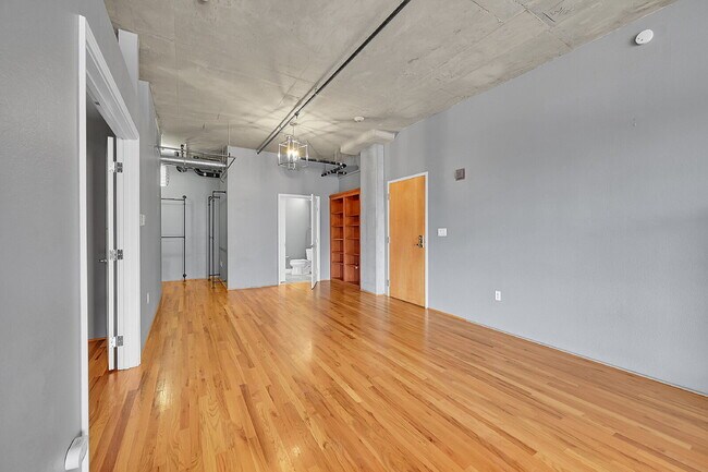 Building Photo - $2,445.00, 1 bed, 1.5. bath located in Denver