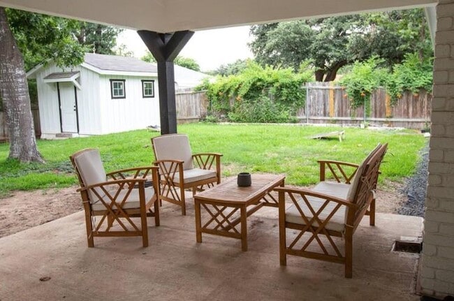 Building Photo - 9802 Kendal Dr